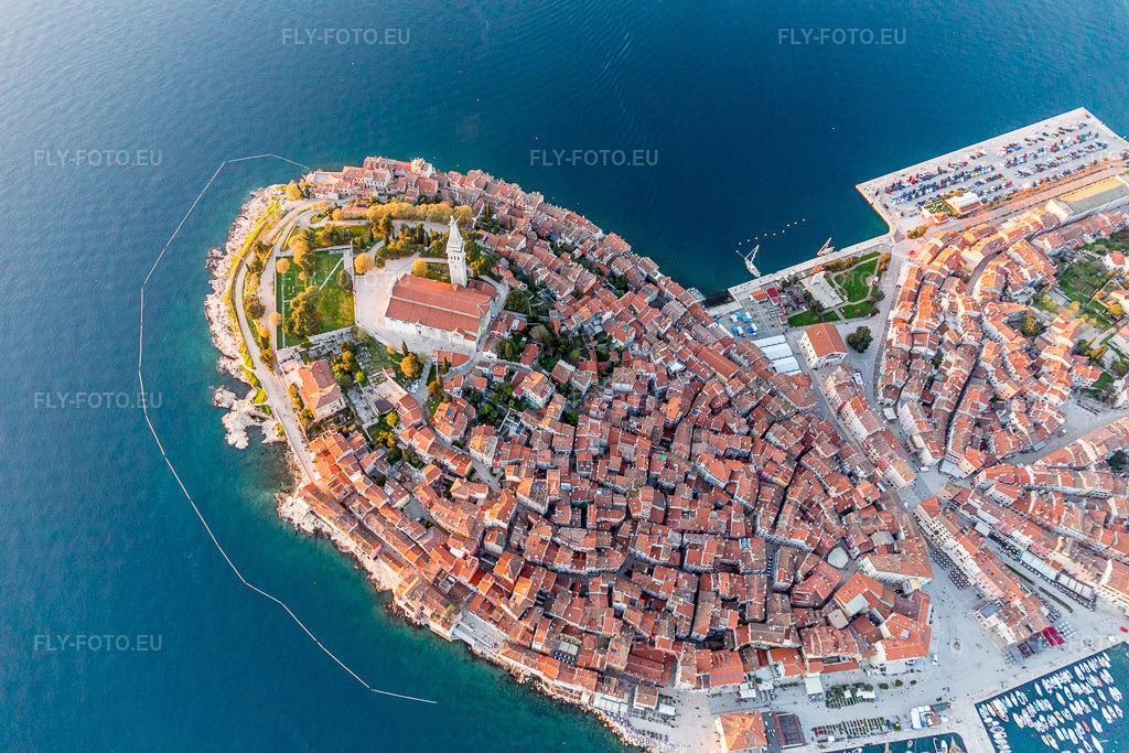 Vue aérienne: Vue de la ville sur la côte méditerranéenne près de la vieille ville de Rovinj en Istarska Župania - Istrie, Croatie. Le promontoire proéminent se situe sur la côte ouest de la péninsule istrienne. à Rovinj dans le département Gespanschaft Istrien, Croatie. Photo: IMG_106176.jpg prise le 13/04/2018 par Werner Riehm/FLY-FOTO.euRésolution de l'original: 5472 x 3648 px