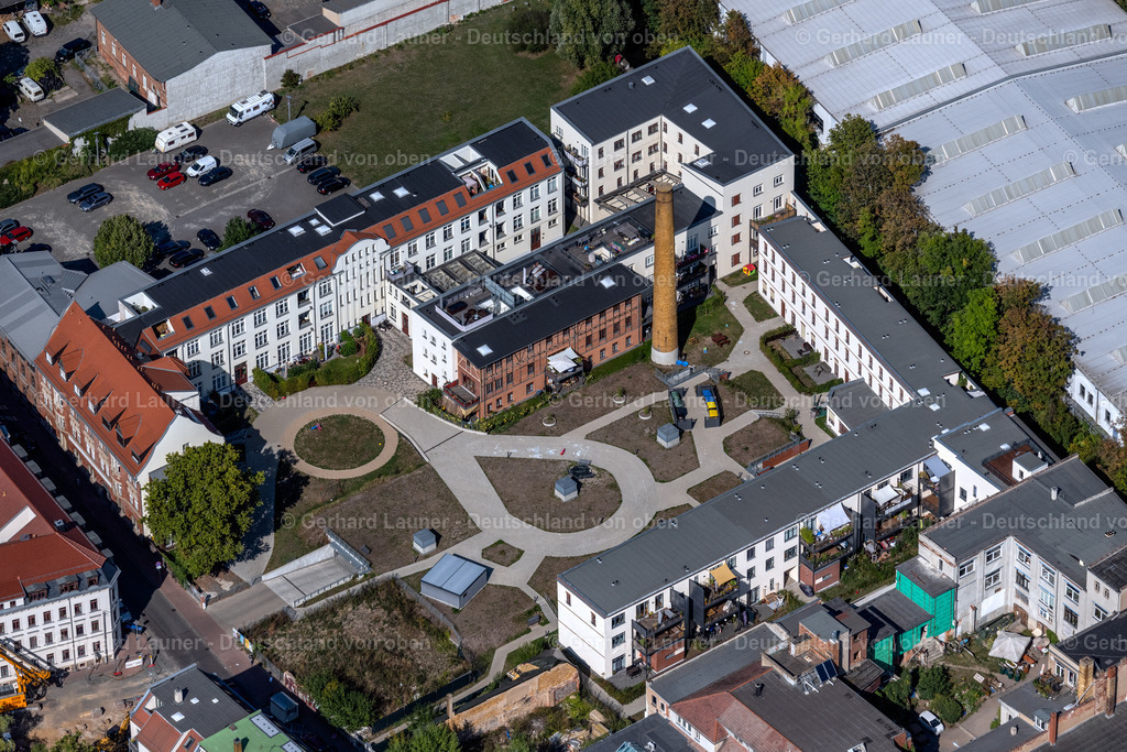 4041942 | LEIPZIG 15.09.2020 Baudenkmal der ehemaligen Pelzmanufaktur mit Wohnungen und Platzgestaltung an der Angerstraße im Ortsteil Altlindenau in Leipzig im Bundesland Sachsen, Deutschland. Weiterführende Informationen bei: Architektur von Domaros und Partner,  Denkmalimmobilie,  LeipZigHäuser GmbH. // Architectural monument of the former fur factory with apartments and square design on Angerstrasse in the district Altlindenau in Leipzig in the state Saxony, Germany. Further information at: Architektur von Domaros und Partner,  Denkmalimmobilie,  LeipZigHaeuser GmbH. Foto: Gerhard Launer
