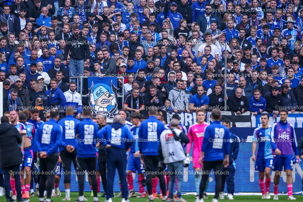Schalke26102402235 | 26.10.2024, Fußball, FC Schalke 04 - SpVgg Greuther Fürth, 2. Fußball Bundesliga, Veltins-Arena Gelsenkirchen, Saison 2024 2025: Enttäuschte Gesichter bei der Mannschaft von Schalke nach der Niederlage - Die Mannschaft stellt sich den wütenden Ultras Fans auf der TribüneDFB regulations prohibit any use of photographs as image sequences and or quasi-video.