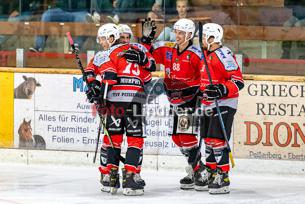 Testspiel TSV Peißenberg Miners vs ESC Kempten Sharks | Eishockey Bayernliga Vorbereitung 2023/2024, Testspiel TSV Peißenberg Miners vs ESC Kempten Sharks
Jubel bei den Miners,
2023-09-10 in Peißenberg (Eisstadion)
15 Ryan MURPHY (Miners 15), 88 Zackary BROSS (Miners 88), 87 Dominic KRABBAT (Miners 87), 11 Florian SIMON (Miners 11)
Copyright: FotoLindnerWJL