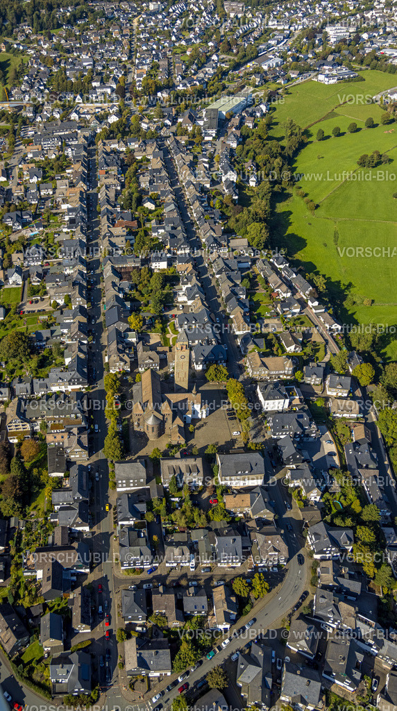 Schmallenberg230910915 | Luftbild, Ortsansicht Wohngebiet Oststraße und Weststraße mit kath. St.-Alexander-Kirche, Schmallenberg, Sauerland, Nordrhein-Westfalen, Deutschland