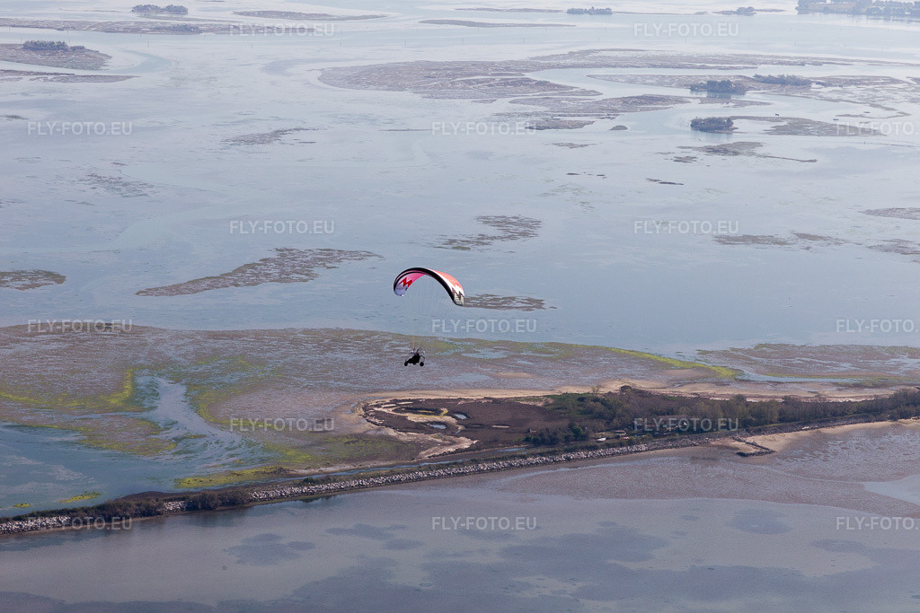 Vue aérienne: Vue de la ville à Caserma di Canal Muro dans le département Frioul-Vénétie Julienne, Italie. Photo: IMG_098062.jpg prise le 03/04/2017 par Werner Riehm/FLY-FOTO.eu – Résolution de l'original: 5472 x 3648 px