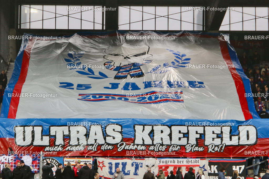 15.11.2025 KFC Uerdingen - SPVG Schonnebeck | Krefeld, Deutschland, 15.11.2025: Banner der Ultras in der Krefelder Grotenburg (KFC Uerdingen) vor dem Oberliga Niederrhein Spiel zwischen KFC Uerdingen  - Spvg Essen Schonnebeck am 15.11. 2025 im Krefelder Grotenburg - Stadion in Krefeld, Deutschland. (Foto Ralph Görtz / Brauer-Fotoagentur)