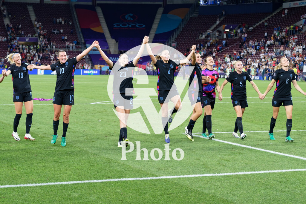 England v Italy - UEFA Women's EURO 2025 Semi-Final | GENEVA, SWITZERLAND - JULY 22:  England team celebrates after winning  during the UEFA Women's EURO 2025 Semi-Final match between England and Italy at Stade de Geneve on July 22, 2025 in Geneva, Switzerland. (Photo by Giuseppe Velletri/Sports Press Photo/Getty Images)