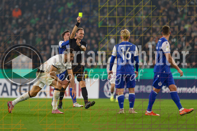 Borussia Mönchengladbach vs Karlsruher SC - DFB-Pokal 2. Runde | Mönchengladbach, Deutschland, 28.10.25:   Nicolai Rapp (Karlsruher SC) erhaelt die gelbe Karte von Schiedsrichter Bastian Dankert. waehrend des Spiels der DFB-Pokal 2. Runde zwischen Borussia Mönchengladbach vs Karlsruher SC im Stadion im Borussia Park(Foto von Brauer-Fotoagentur / Adrian Schlueter)