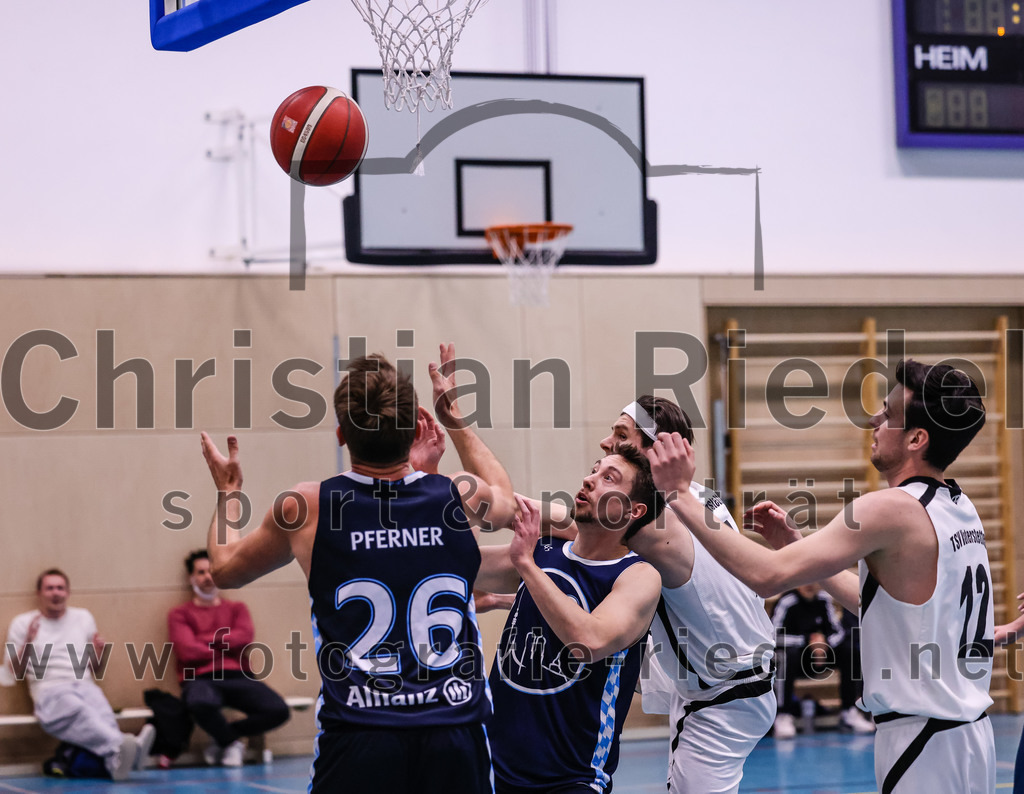 2022-04-03_080_TSV_Vaterstetten_gegen_SV_Weissblau-Allianz_Muenchen | Vaterstetten, Deutschland, 03.04.2022:
Basketball, Bezirksoberliga Herren 2021 / 2022, 14. Spieltag, TSV Vaterstetten gegen SV Weißblau-Allianz München, Endergebnis: 86:54

Rene Pferner (SV Weißblau-Allianz München, #26), Bastian Heckner (TSV Vaterstetten, #7), Maximilian Metzger (TSV Vaterstetten, #12)

Foto: Christian Riedel / fotografie-riedel.net