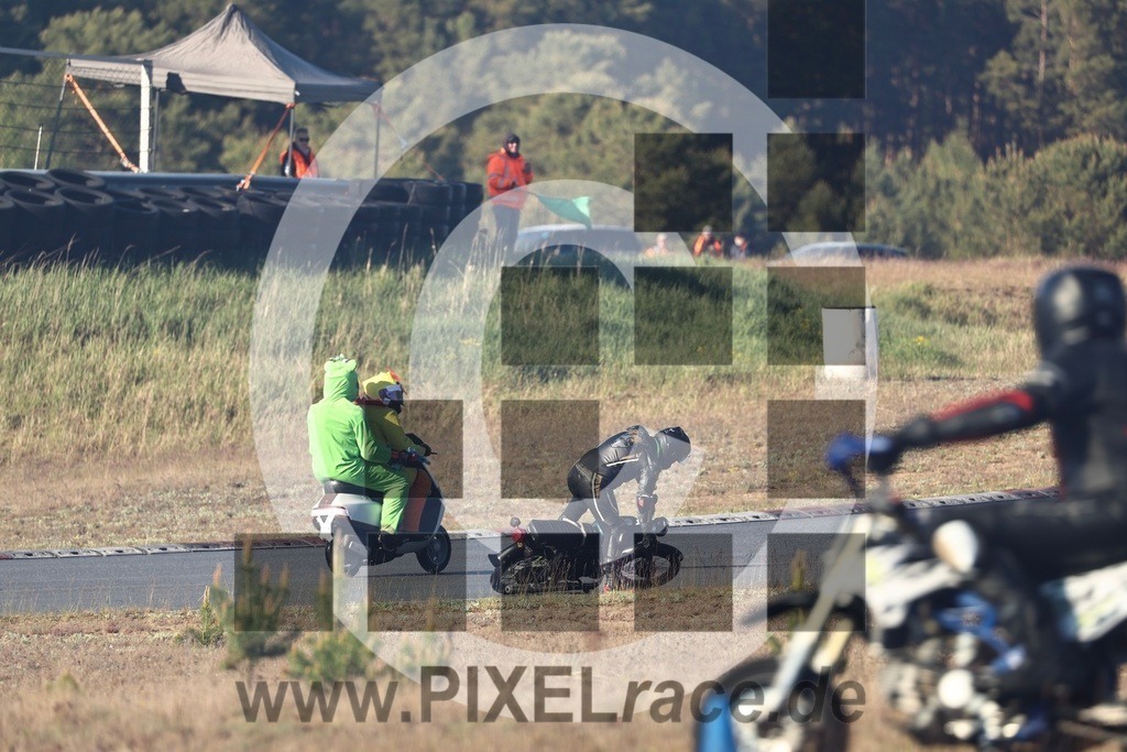 mopedrennen-20260514_12056 | Schöne Erinnerungen an spannende Momente - das festzuhalten ist unser Job. PIXELrace.de ist seit 2003 auf den Rennstrecken Europas unterwegs um die Action draußen beim Fahren und die wunderbare Stimmung imm Fahrerlager für euch einzufangen.