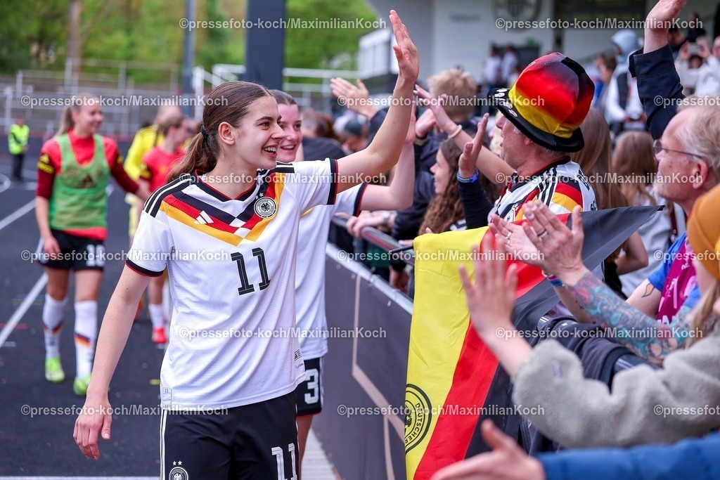 DFB16042601077 | 16.04.2026, Essen, Fußball, UEFA Womens UNDER 19 Championship qualification, Germany - France, Stadion Uhlenkrug, Saison 2025 / 2026: Abschlussjubel nach dem 2:1 Sieg der deutschen Nationalmannschaft. Die Spielerinnen klatschen sich mit den Fans am Zaun ab. Zuschauer Besucher Leni Eggert (Deutschland U19 #11)   DFB regulations prohibit any use of photographs as image sequences and or quasi-video.