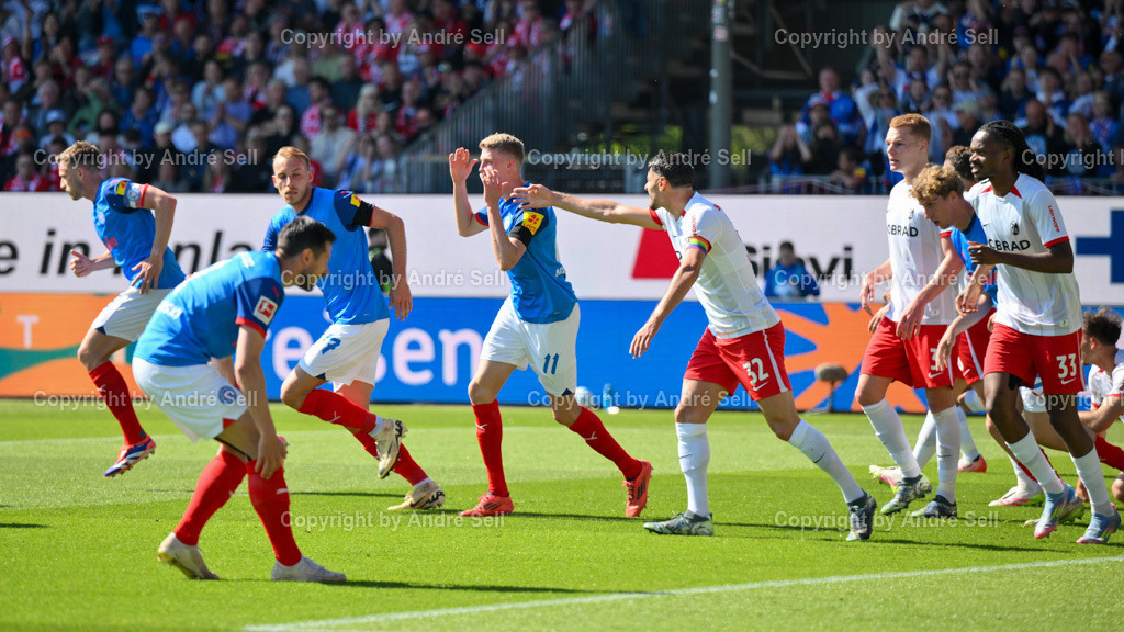 Holstein Kiel vs SC Freiburg | Alexander Bernhardsson (Kiel #11) köpfte über das Tor / Fußball-Bundesliga Männer 2024/2025 / 33. Spieltag / Holstein Kiel vs SC Freiburg / Holstein-Stadion / Kiel / 10.05.25 - Realisiert mit Pictrs.com