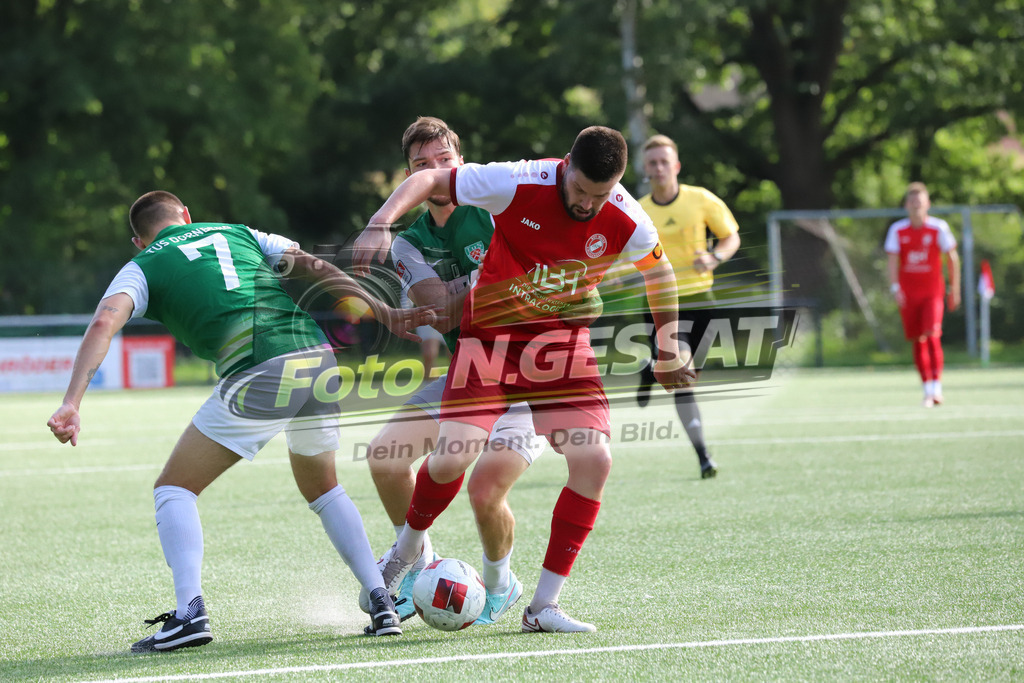 FC RW Kirchlengern - TuS Dornberg | Auf dem Bild zu sehen: rot FC RW Kirchlengern: Dennis Quirin ; grün TuS Dornberg v.l.: Rene Schäfer, Charley Achtereekte FC RW Kirchlengern, TuS Dornberg, Saison 25/26, Landesliga, Kirchlengern, Deutschland - Realisiert mit Pictrs.com
