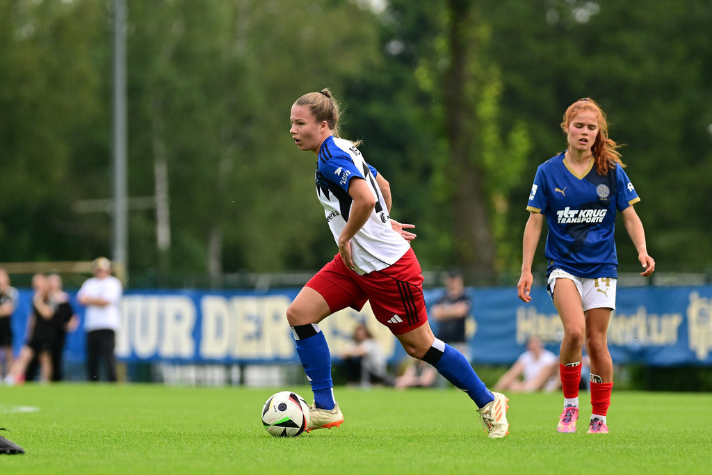 Fußball I Frauen I Saison 2025-2026 I Testspiel I Hamburger SV - Holstein Kiel | Christin Martina Ingrid Meyer (16, Hamburger SV) - Realisiert mit Pictrs.com