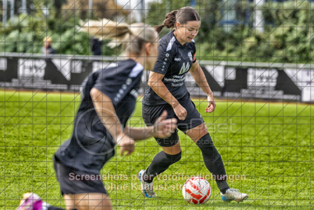 20250928_130755_0124-Bearbeitet | #,1.FC Donzdorf (schwarz) vs. TV Derendingen (rot), Fussball, Frauen-Verbandsliga Württemberg, 03. Spieltag, Saison 2025/2026, Rasenplatz Lautertal Stadion, Süßener Straße 16, 73072 Donzdorf, 28.09.2025 - 13:00 Uhr,Foto: PhotoPeet-Sportfotografie/Peter Harich