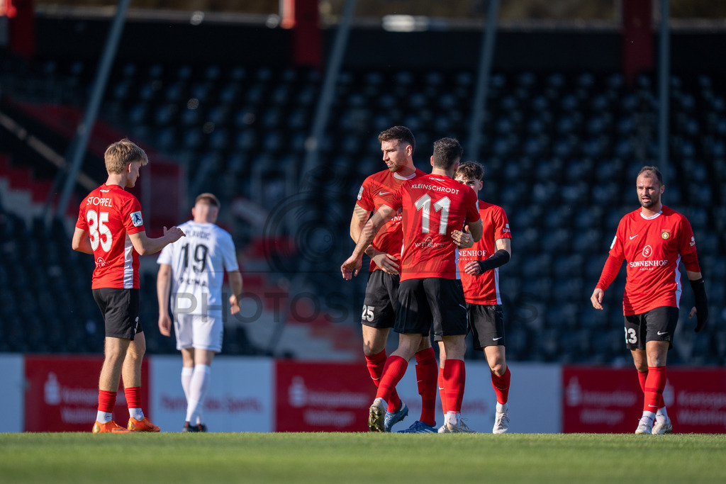 SG Sonnenhof Großaspach vs. KSV Hessen Kassel, Fussball, Regionalliga Südwest, 23. Spieltag, Saison 2025/2026, 07.03.2026 | Lukas Stoppel (SG Sonnenhof Großaspach, #35), Michael Kleinschrodt (SG Sonnenhof Großaspach, #11), Arbnor Nuraj (SG Sonnenhof Großaspach, #25), Elias Rahn (SG Sonnenhof Großaspach, #08) und Fabian Eisele (SG Sonnenhof Großaspach, #23),SG Sonnenhof Großaspach vs. KSV Hessen Kassel, Fussball, Regionalliga Südwest, 23. Spieltag, Saison 2025/2026, 07.03.2026Foto: photosbyphips/Philip Ziegler