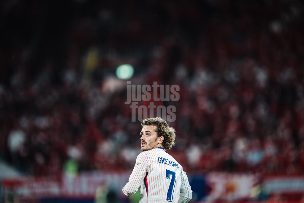 Fußball | Herren | UEFA-Fußball-Europameisterschaft 2024 | Gruppe D | Österreich vs. Frankreich | 17.06.2024 | Antoine Griezmann (#7, Frankreich) schaut zurück
