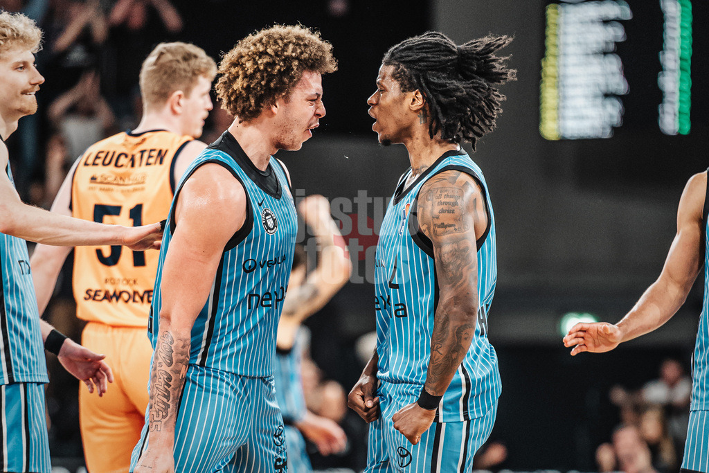 Basketball | Männer | Saison 2025/2026 | easyCredit Basketball Bundesliga | 13. Spieltag | Veolia Towers Hamburg vs. Rostock Seawolves | 22.04.2026 | v.l. Jubel bei Zacharie Perrin (#52, Veolia Towers Hamburg) und Leonard Thorpe Jr. (#2, Veolia Towers Hamburg)