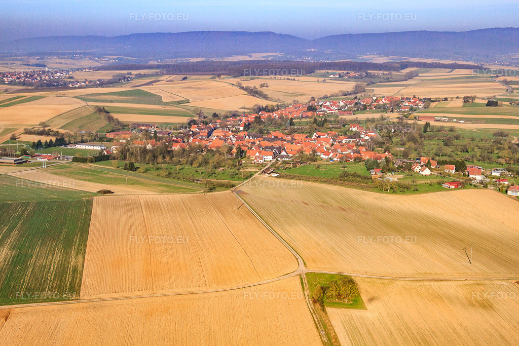 Vue aérienne: Vue de la ville depuis l'est à Hunspach dans le département Bas Rhin, France.Photo: IMG_62701.jpg prise le 09/03/2014 par Werner Riehm/FLY-FOTO.euRésolution de l'original: 4752 x 3168 px
