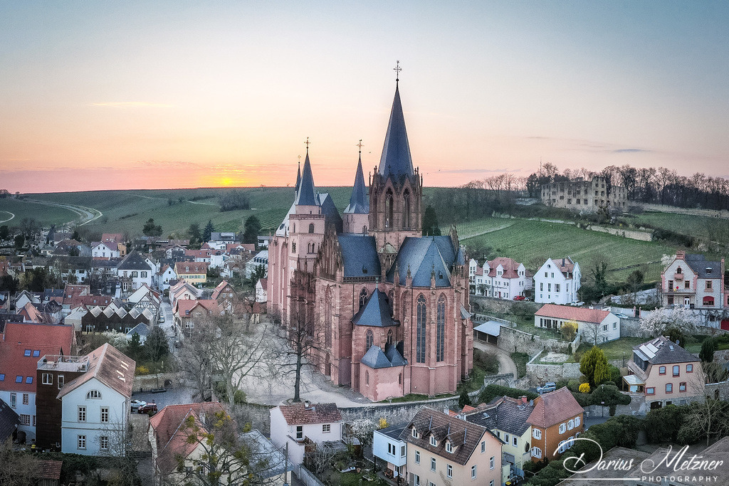 Katharinenkirche in Oppenheim | Die imposante Katharinenkirche in Oppenheim gilt als eine der bedeutendsten gotischen Kirchen am Rhein. Ihre Errichtung erfolgte in mehreren Bauabschnitten im 13., 14. und 15. Jahrhundert. Heute ist sie eine der schönsten Sehenswürdigkeiten in Rheinhessen.