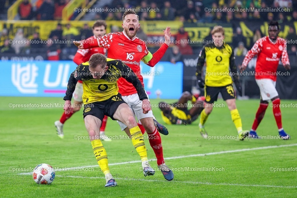 BVB13022601070 | 13.02.2026, Fußball, Borussia Dortmund - 1.FSV Mainz 05,, 1. Fußball Bundesliga, 22. Spieltag, Signal Iduna Park, Saison 2025 2026: Maximilian Beier&nbsp;(BVB #14) im Zweikampf gegen  Silvan Widmer&nbsp;(1.FSV Mainz05 #30)  DFB regulations prohibit any use of photographs as image sequences and or quasi-video.