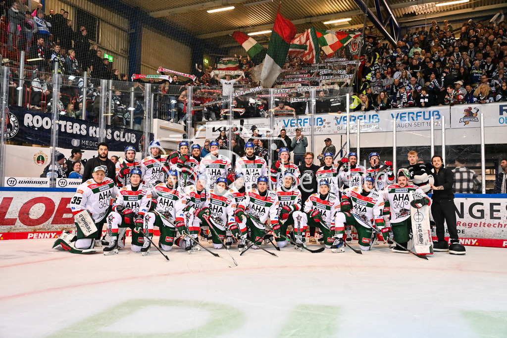 Iserlohn Roosters - Augsburger Panther | Die Spieler der Panther feiern zusammen mit den Fans den Klassenerhalt in Iserlohn / Freude / Happy / Abstieg / Absteiger / DEL: Iserlohn Roosters - Augsburger Panther, Eissporthalle Iserlohn am 07.03.2025