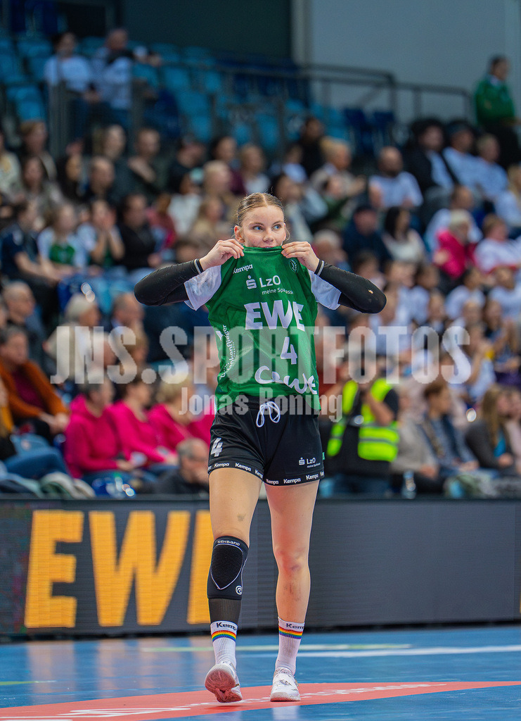 Handball I Frauen I Saison 2025-2026 I 1. HBF I 15. Spieltag I VFL Oldenburg - SV Union Halle-Neustadt 0099 | Toni-Luisa Reinemann (4, VfL Oldenburg)  - Realisiert mit Pictrs.com