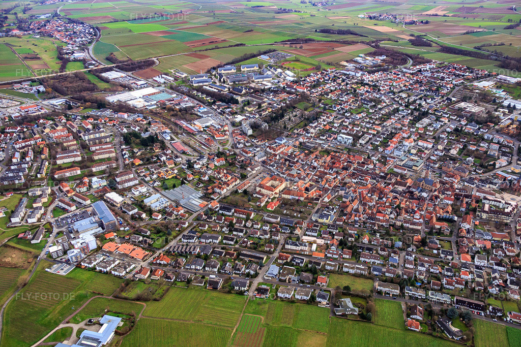 Luftbild: Stadtansicht aus Nordwesten in Bad Bergzabern im Bundesland Rheinland-Pfalz in Deutschland. Foto: IMG_085719.jpg vom 08.01.2016 durch Werner Riehm/FLY-FOTO.de