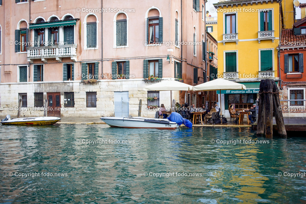 Italien_ Venedig_ 16.02.2024-27 | 16.02.2024, Italien, ITA, Venetien, Venedig, im Bild Venedig, Stadtansichten, Touristen, Reisefeature, venezianisch, Reise, Venedig, Venezia, Venetien, Stadtansicht, Campanile, Canale Grande, Markusplatz, Markuskirche, Touristen, Gondel, Gondolere, Faehre, Motorboot, Wassertaxi, Vaporetto, Adria, Lagune, Pfahlbauten, Bruecke, Rialtobruecke, La Gondola, Dogenpalast, Italien, Hochwasser, Creativ, Kreativ