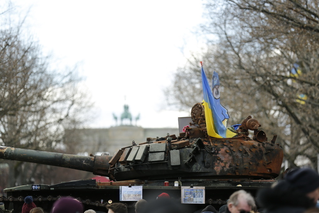 Deutschland: Panzerwrack aus der Ukraine vor der russischen Botschaft in Berlin | Deutschland, Berlin, 26.02.2023. Ein Panzerwrack steht seit dem Jahrestag des russischen Angriffs auf die Ukraine vor der russischen Botschaft in Berlin-Mitte. Der zerstörte Panzer vom Typ T-72 vor dem Gebäude Unter den Linden als Mahnmal gegen den Krieg stehen.