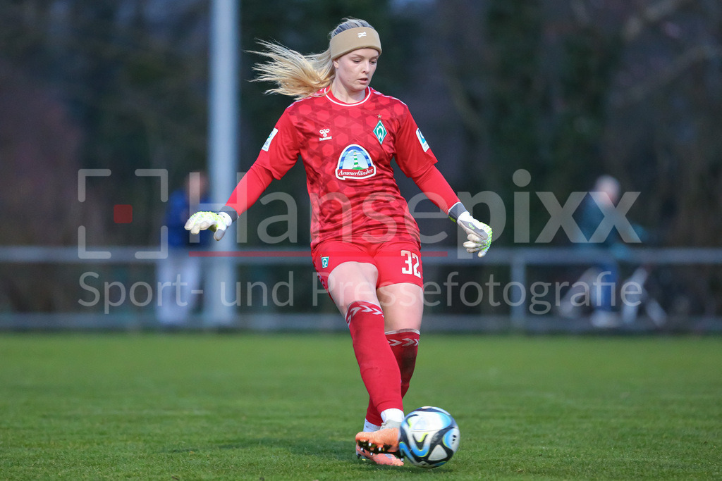 Fussball, Testspiel Frauen, SV Henstedt-Ulzburg - SV Werder Bremen | v.li.: Guro Pettersen (Torhüterin, Torwart, SV Werder Bremen, 32) am Ball, Freisteller, Einzelbild, Ganzkörper, Aktion, Action, Spielszene
