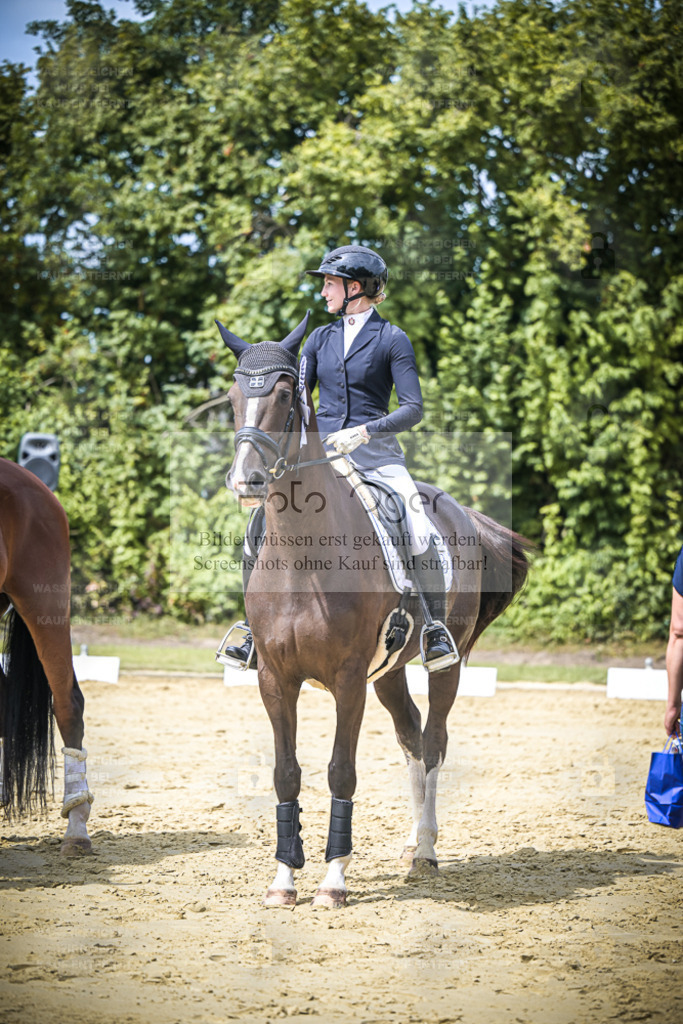 DOS_0291 | Entdecke hochwertige Reitturnierfotos von Foto Oger. Professionell, emotional und authentisch – jetzt Lieblingsmomente im Shop bestellen. - Realisiert mit Pictrs.com
