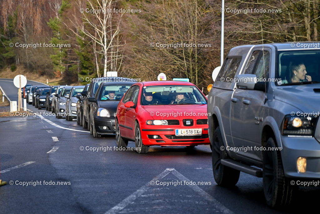 Polizei_ Kontrolle_ Grenze_ 30.12.2023-45 | 30.12.2023, Weigetschlag Grenzuebergang, AUT, Polizei, Grenzkontrolle, im Bild Polizei, Kontrolle, Grenze, Grenzkontrolle, Grenzuebergang, Oesterreich, Tschechien, Fuehrerschein, Zulassungsschein, Reisepass, Ausweis, Papiere, Sprengstoffsuchhund, Feuerwerk, Raketen, Boeller, Kracher, Zoll, Beschlagnahmung, Weigetschlag