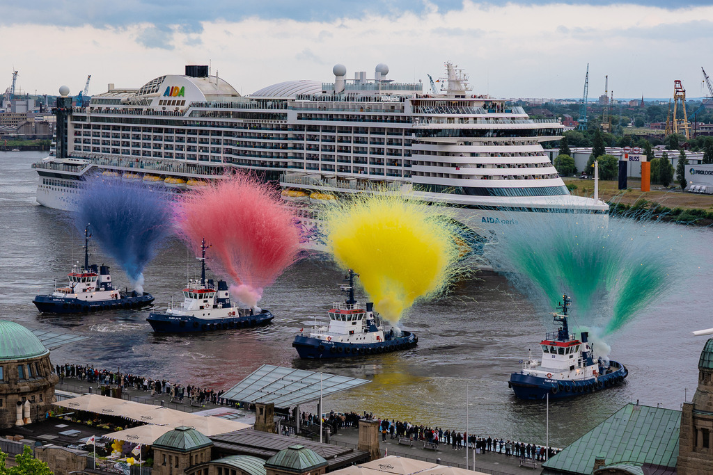AIDA 30 Jahre | AIDA feiert 30. Geburtstag im Hamburger Hafen. Fairplay unterstützt mit einem farbenprächtigen Spektakel. - Realisiert mit Pictrs.com