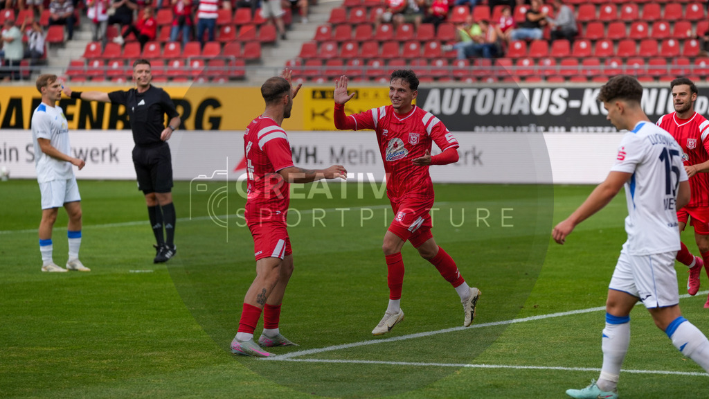 Fußball, Herren, Saison 2025/2026, Regionalliga Nordost, 5. Spieltag, Hallescher FC vs. FSV 63 Luckenwalde, Dienstag 26.08.2025, Leuna-Chemie-Stadion Halle, | Fußball, Herren, Saison 2025/2026, Regionalliga Nordost, 5. Spieltag, Hallescher FC vs. FSV 63 Luckenwalde, Dienstag 26.08.2025, Leuna-Chemie-Stadion Halle, Im Bild: Jubel bei Pierre Weber (m. Halle) über seinen Führungstreffer zum 1:0. - Realisiert mit Pictrs.com