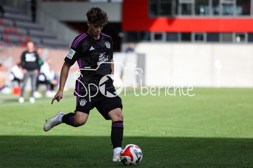 FC Bayern Muenchen U19 - 1. FC Kaiserslautern U19 | Maximilian SCHUHBAUER (FCB #2) am Ball / Freisteller / Einzelfoto