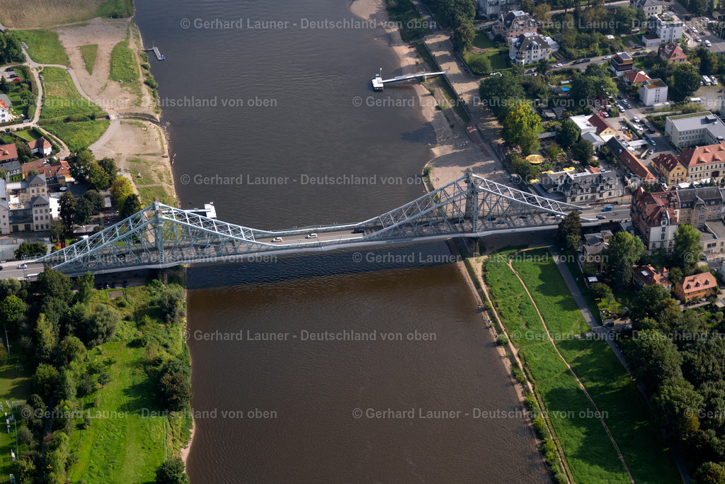 4060818 | DRESDEN 07.09.2021 Loschwitzer Brücke " Blaues Wunder " über dem Fluss Elbe in Dresden im Bundesland Sachsen. Die Elbbrücke verbindet die Stadtteile Blasewitz und Loschwitz miteinander und gilt als Wahrzeichen der Stadt. Weiterführende Informationen bei: DREWAG - Stadtwerke Dresden GmbH,  DVB Dresdner Verkehrsbetriebe AG,  Landeshauptstadt Dresden. // the Loschwitzer bridge called " Blue Miracle " over the river Elbe in Dresden in the state Saxony. The bridge connects the districts Blasewitz and Loschwitz and is a well known landmark in Dresden. Further information at: DREWAG - Stadtwerke Dresden GmbH,  DVB Dresdner Verkehrsbetriebe AG,  Landeshauptstadt Dresden. Foto: Gerhard Launer