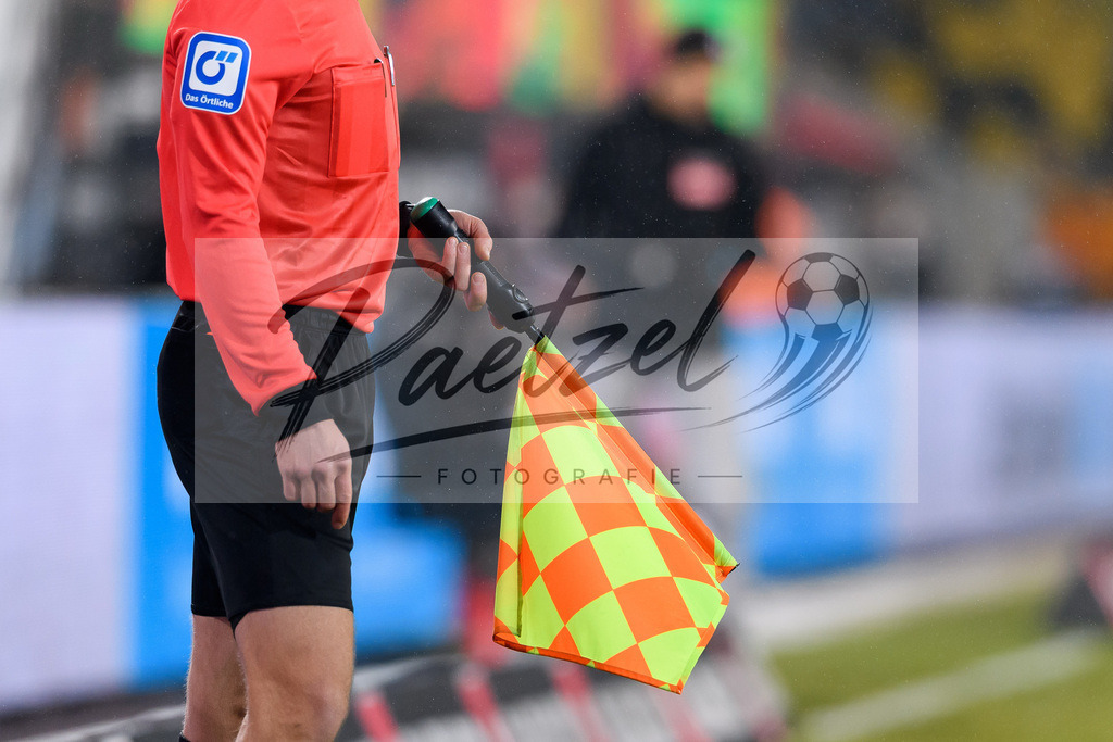 SGDHSV20220114_105 | Fussball, Herren: . Linienrichterfahne bei dem Spiel der 2. Bundesliga zwischen SG Dynamo Dresden und Hamburger SV im Rudolf-Harbig-Stadion am 14.01.2022 in Dresden, Deutschland.DFB / DFL REGULATIONS PROHIBIT ANY USE OF PHOTOGRAPHS AS IMAGE SEQUENCES AND/OR QUASI-VIDEO. - Realisiert mit Pictrs.com