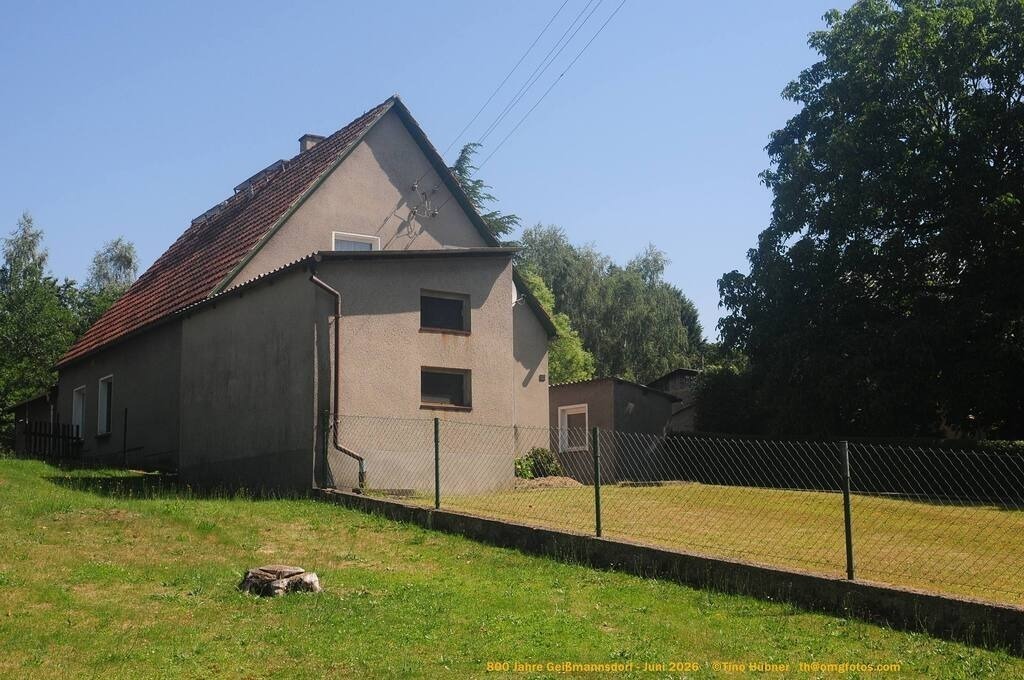 Geißmannsdorf-2026-Ortsbilder-027 | Geißmannsdorf bei Bischofswerda im Sommer 2026. Ein fotografischer Streifzug durch das Dorf Geißmannsdorf, mit Gebäuden, Straßen, Strohpuppen und geschmückten Vorgärten und Grundstücken anlässlich der 800-Jahr-Feier von Geißmannsdorf im Juni 2026 - Realisiert mit Pictrs.com