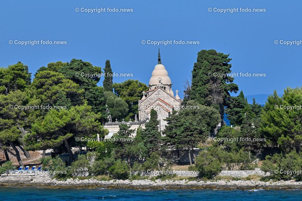 Kroatien_ Brac_ Insel in Dalmatien_ Supetar_ 21.07.2025-10 | 21.07.2025, Kroatien, HRV, Brac, Insel in Dalmatien, Supetar im Bild Themenbild, Supetar, Stadt in der Gespanschaft Split-Dalmatien auf der Insel Brac, Petrinovic Familienmausoleum aus weißen Stein von Brac gemeißelt, Bildhauer Toma Rosandic, Feature, Symbolbild