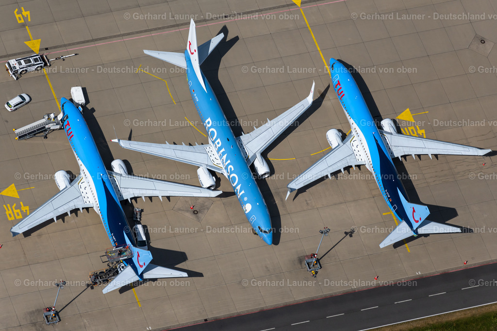 4030879 | LANGENHAGEN 02.06.2020 Passagierflugzeug des Typs Boeing 737-8K5 Fluggesellschaften TUI und Robinson auf der Parkposition - Abstellfläche auf dem Flughafen in Langenhagen im Bundesland Niedersachsen, Deutschland. Weiterführende Informationen bei: Flughafen Hannover-Langenhagen GmbH,  Robinson Club GmbH - Robinson Cala Serena,  TUI Deutschland GmbH. // Passenger airplane of Typs Boeing 737-8K5 of the airlines TUI and Robinson in parking position - parking area at the airport in Langenhagen in the state Lower Saxony, Germany. Further information at: Flughafen Hannover-Langenhagen GmbH,  Robinson Club GmbH - Robinson Cala Serena,  TUI Deutschland GmbH. Foto: Gerhard Launer