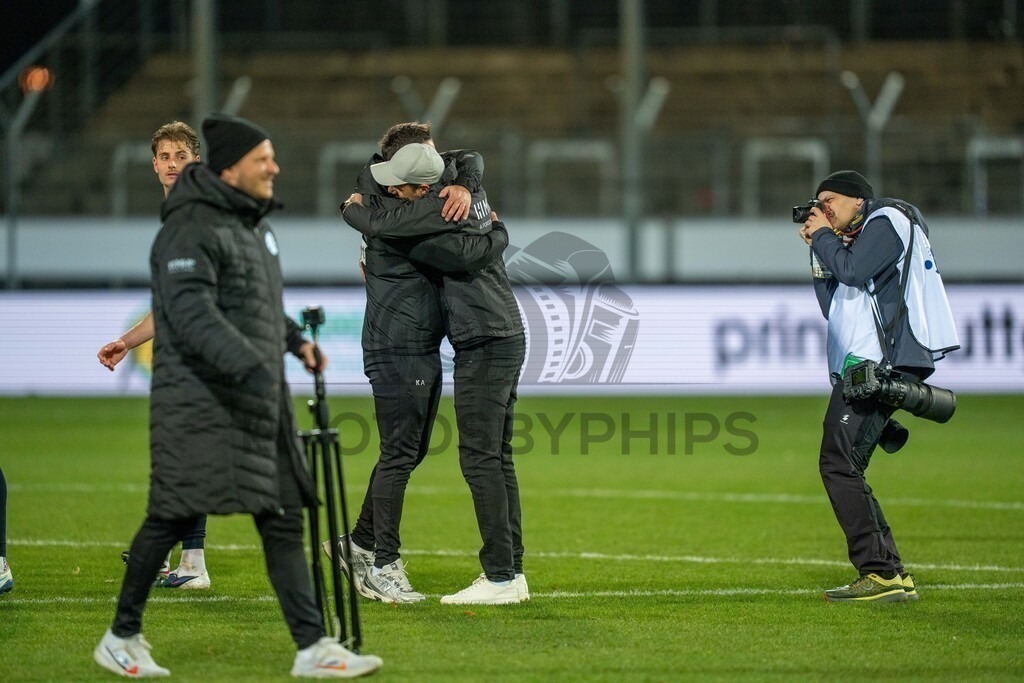 SV Stuttgarter Kickers vs. SGV Freiberg, Fussball, WFV-Pokal, Viertelfinale, 17.03.2026 | Kerem Arslan (Co-Trainer SV Stuttgarter Kickers) und Marco Wildersinn (Trainer SV Stuttgarter Kickers) nach dem Sieg,SV Stuttgarter Kickers vs. SGV Freiberg, Fussball, WFV-Pokal, Viertelfinale, 17.03.2026Foto: photosbyphips/Philip Ziegler