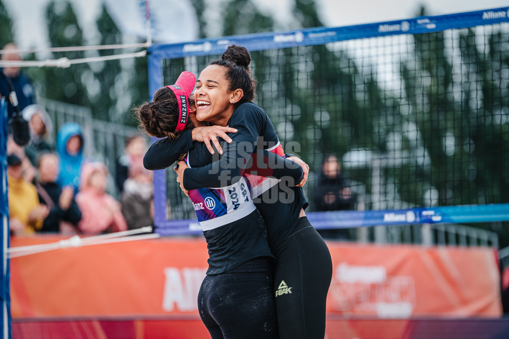 Beachvolleyball | Frauen | German Beach Tour 2024 | Tourstop Bremen | 08.06.2024 | v.l. Andressa Cavalcanti Ramalho (BRA) und Thainara Mylena Feitosa de Oliveira (BRA) jubeln und umarmen sich nach dem Sieg