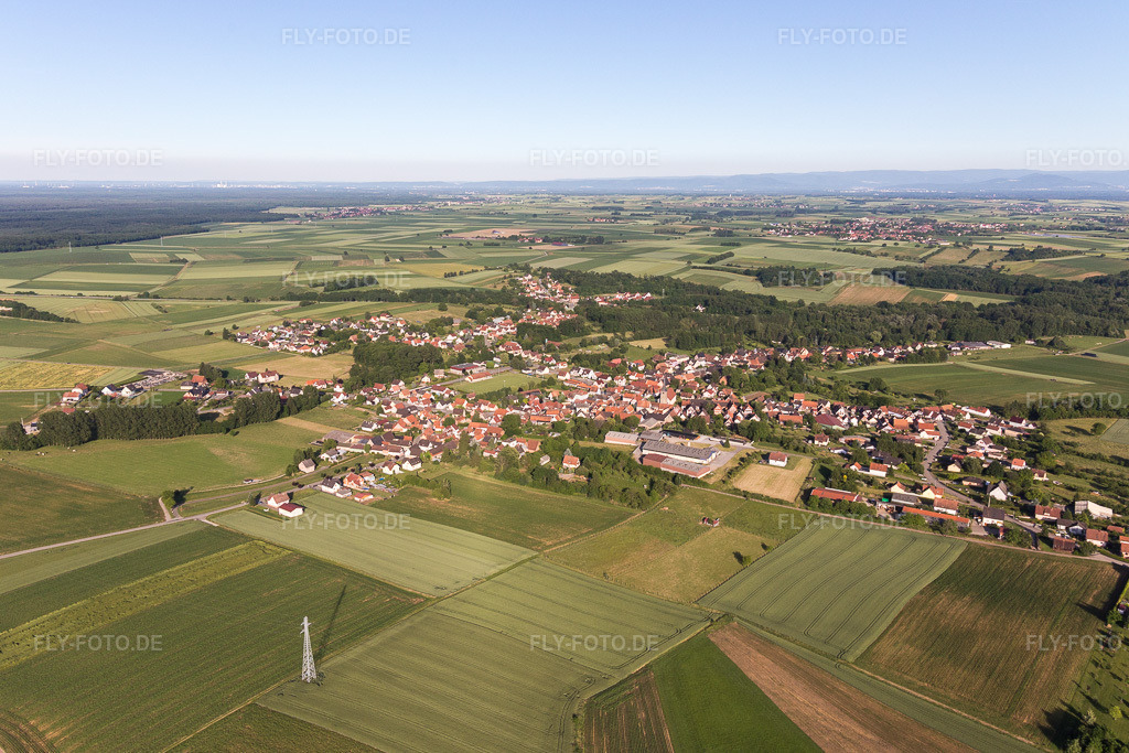 Luftbild: landwirtschaftlichen Feldern und Nutzflächen in Riedseltz im Bundesland Bas-Rhin in Frankreich.Foto: IMG_100757.jpg vom 08.06.2017 durch Werner Riehm/FLY-FOTO.deAuflösung des Originals: 5094 x 3396 px