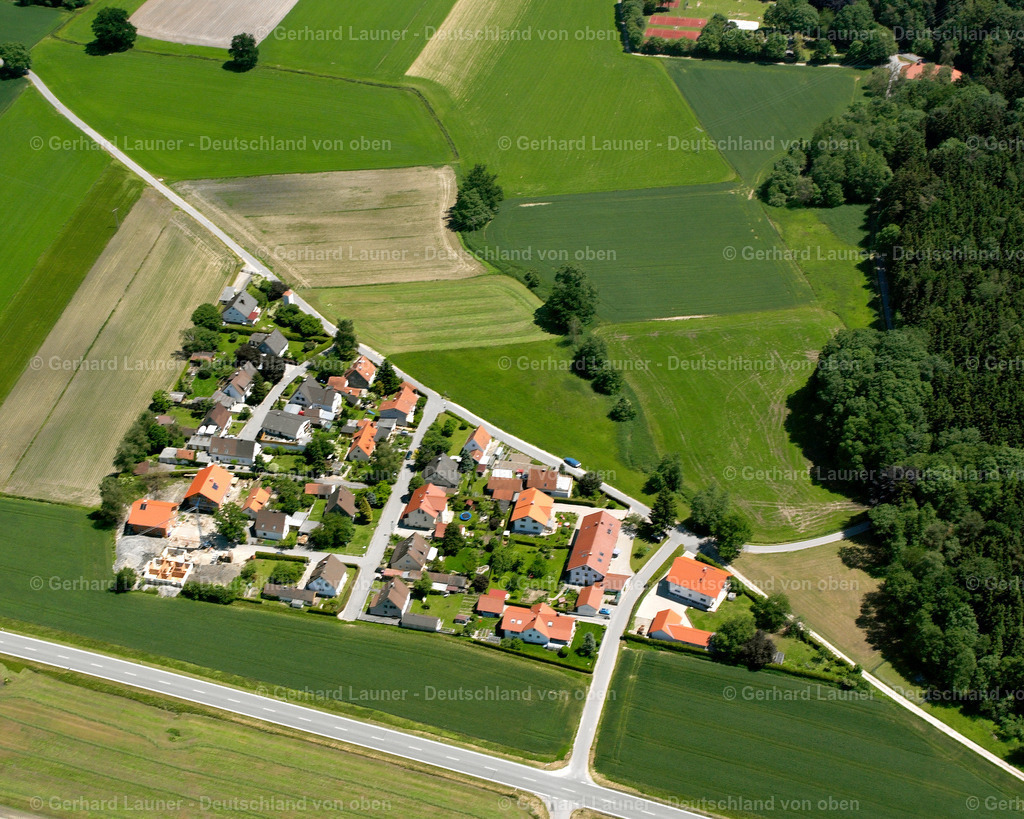 2600536 | ALTöTTING 09.06.2006 Landwirtschaftliche Nutzflächen und Feldgrenzen  umsäumen das Siedlungsgebiet des Dorfes in Altötting im Bundesland Bayern, Deutschland // Agricultural land and field boundaries surround the settlement area of the village  in Altötting in the state Bavaria, Germany Foto: Gerhard Launer