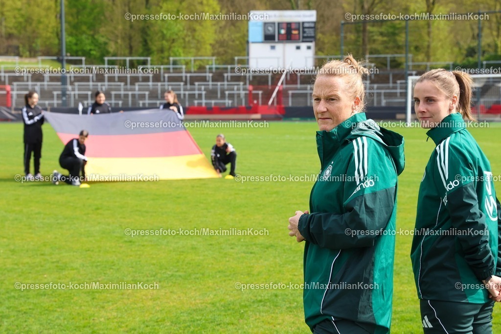 xKWIx10042601048 | 2026.04.10, xkwix, Fußball, UEFA Women's UNDER 19 Championship qualification, Republic of Ireland - Germany, Uhlenkrugstadion, Runde 2 1.Spieltag, Saison 2025 / 2026: Melanie Behringer (Deutschland U19 Frauen Coach) vor Deutschlandfahne DFB regulations prohibit any use of photographs as image sequences and or quasi-video. Photo: xKamilxWilkowskixPressefotoKochx