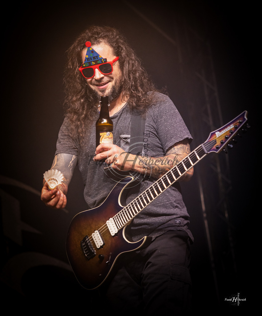 Justice Geiselwind 31.10.2025 | Frank Herberich Fotografie, Frank Herberich, Fotografie, Hochzeit, Portrait, St. Peter Ording, Ording, Westerhever, Nordsee, Frank Fotografie, Hardheim,  Odenwald,Walldürn, Band,Eventfotografie - Realisiert mit Pictrs.com