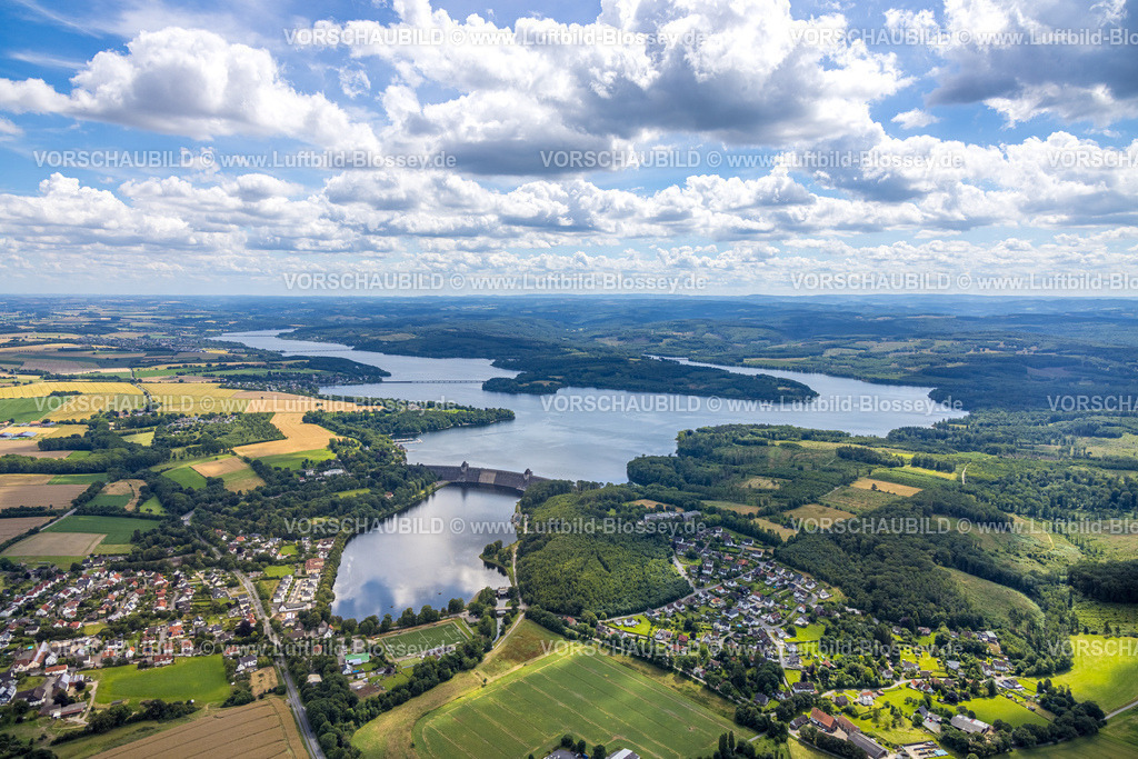 Moehnesee240707330 | Luftbild, Möhnesee Gesamtansicht, Möhnetalsperre Sperrmauer, Fernsicht und blauer Himmel mit Wolken, Günne, Möhnesee, Sauerland, Nordrhein-Westfalen, Deutschland