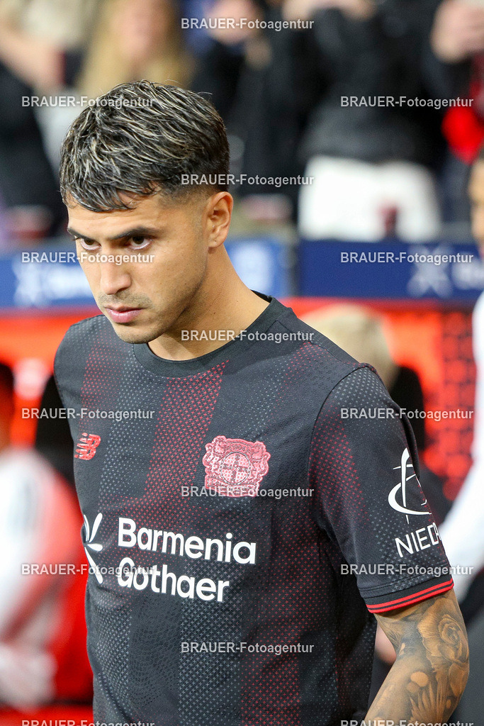 Bayer 04 Leverkusen vs Eintracht Frankfurt - Bundesliga  | Leverkusen, Deutschland, 12.09.25:   Exequiel Alejandro Palacios (Bayer 04 Leverkusen) schaut waehrend des Spiels der Bundesliga zwischen  Bayer 04 Leverkusen vs Eintracht Frankfurt in der BayArena(Foto von Brauer-Fotoagentur / Adrian Schlueter)