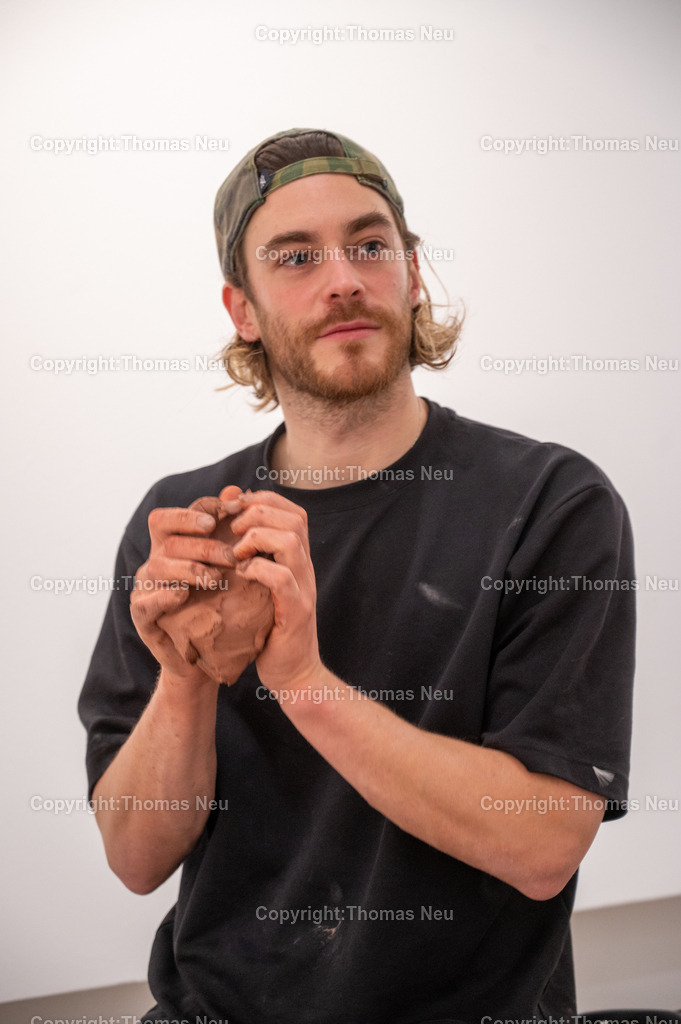 DSC_9473 | Jonas Wendelin zeigt großformatige Skulpturen und Rauminstallationen aus Ton und Lehm, basierend auf 3D‑Scans von organischen Materialien wie verrottenden Baumstämmen und archäologischen Gefäßen aus der Museums‑Sammlung. Diese Arbeiten thematisieren Material als Archiv und Informationsträger, Erosion und Zerstörung — sowohl formal als auch inhaltlich. Die Werke schaffen Spannungsfelder zwischen haptischer Realität und digitaler Wahrnehmung, und lassen Wahrnehmungskategorien wie natürlich oder künstlich verschwimmen. 
