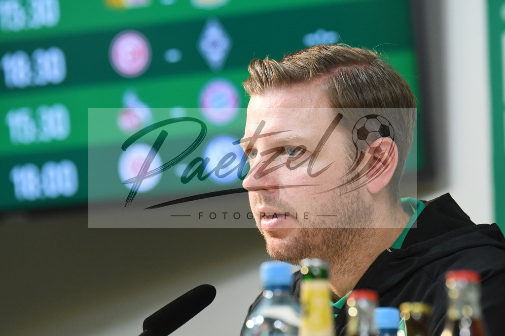 20200212_PKBREM_0006 | Fussball, Herren: Trainer Florian Kohfeldt (SV Werder Bremen) schaut waehrend der Pressekonferenz des SV Werder Bremen auf dem wohninvest Weserstadion am 12.02.2020 in Bremen, Deutschland. - Realisiert mit Pictrs.com