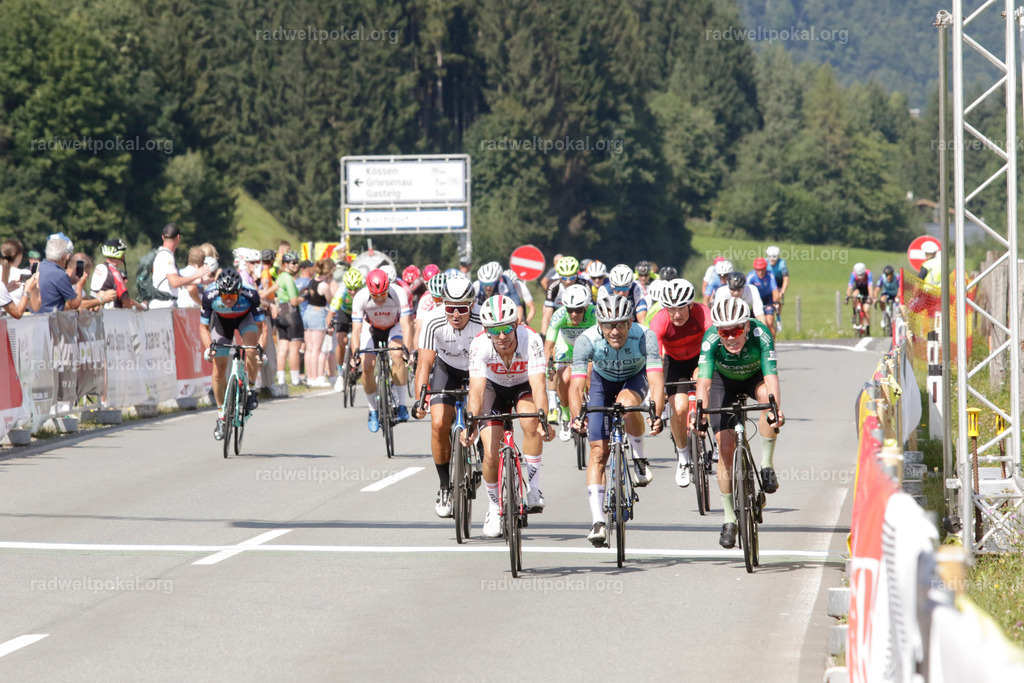 1071_20230817_Bewerb_Maenner_Muehlanger | AUT - OESTERREICH, 2023-08-16: SPORT RENNRAD-FAHREN - 55. INTERNATIONALER RADWELTPOKAL IN ST. JOHANN IN TIROL  - Vintage-Radrennen mit WM-Bronze-Medaillen-Siegerin Christina Schweinberger, den Teilnehmer und Alexander Baumann (vom Orginastions-Team) - TAG 2 BEWERB MAENNER IN SECHS GRUPPEN  ; Foto: Roland Muehlanger