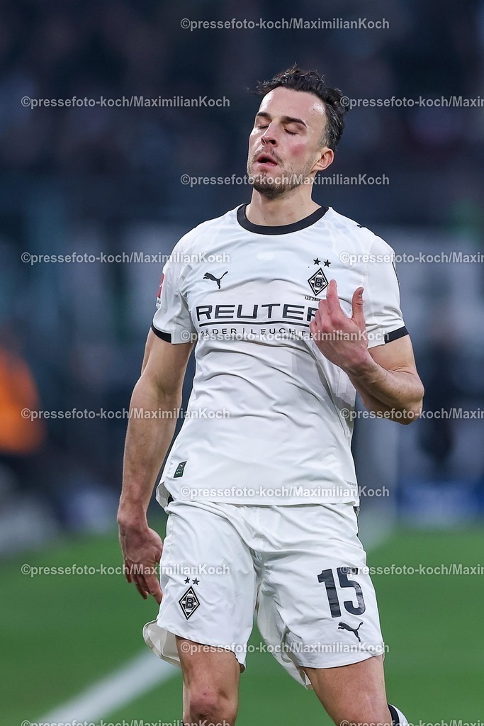 BMG13122502054 | 13.12.2025, Fußball, Borussia Mönchengladbach - VfL Wolfsburg, 1. Fußball Bundesliga, 14.Spieltag, Borussia-Park, Saison 2025 2026: Moritz Jenz (VfL Wolfsburg #15) reagiert Enttäuscht  DFB regulations prohibit any use of photographs as image sequences and or quasi-video.